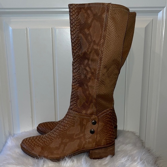 BARETRAPS Madelyn Womens tan Faux Leather Embossed Knee-High Boots size 8.5 NEW - Picture 1 of 9